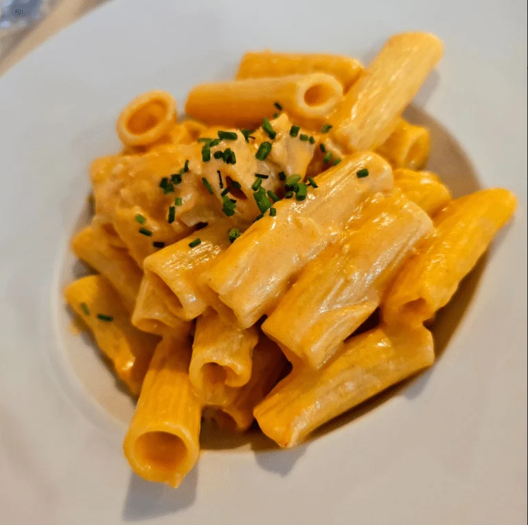 Rigatoni con salsa cremosa y cebollino, fotografía de El Vell Nou