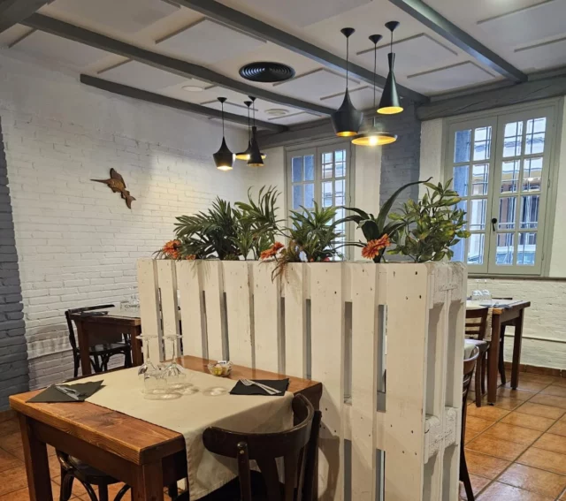 Una taula al costat de les finestres del restaurant